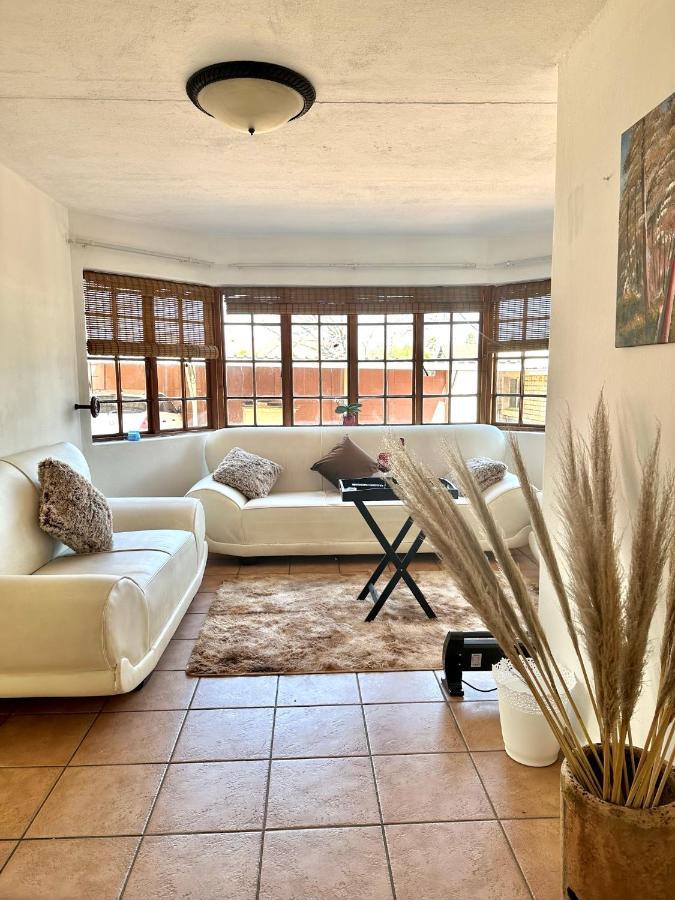 Blue Lantern Bed And Breakfast Kempton Park Exterior photo